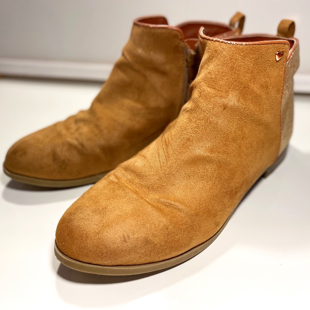 Kid's Faux Suede Ankle Bootie (Brown) Size 6